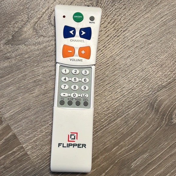 Flipper Big Button Universal Remote - Picture 4 of 5